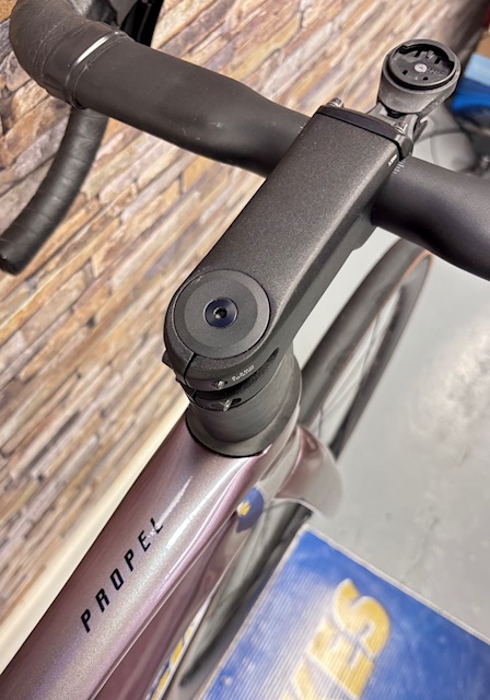 Giant Propel Advanced 1 Carbon Road Bike- Preloved Bike - Image 4